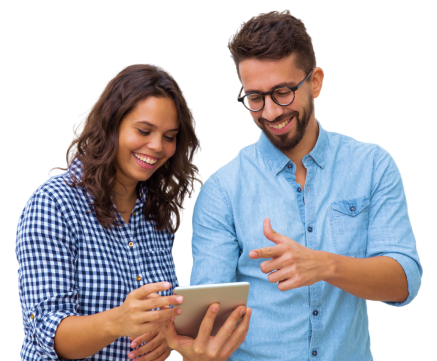 foto de uma mulher e o homem sorrindo e olhando para um tablet